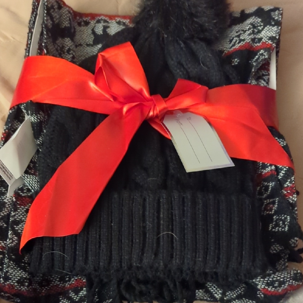 Time & Tru Woman's Beanie Hat & Scarf Set Cable Knit Black Deer Fringe Acrylic